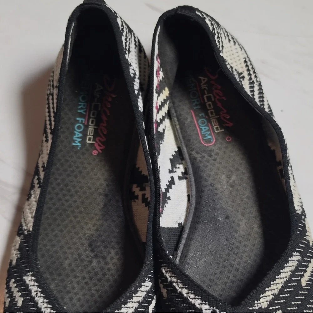 Skechers Women's Black/White Geometric Slip-On Ballet Flats Memory Foam US 9